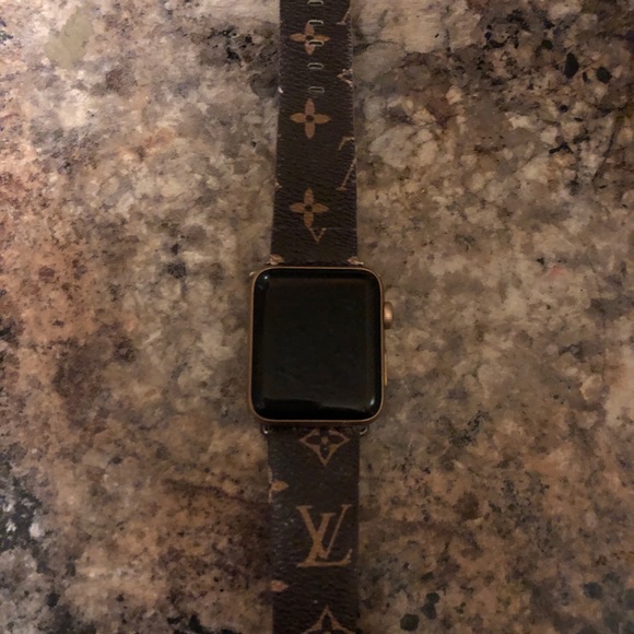 Apple Watch 3 with charger - Picture 2 of 3
